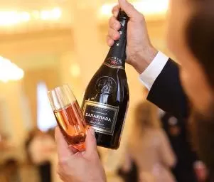 Коктейль Петра Аксенова по случаю передачи исторической копии тиары Юсуповой Коктейль Петра Аксенова по случаю передачи исторической копии тиары Юсуповой