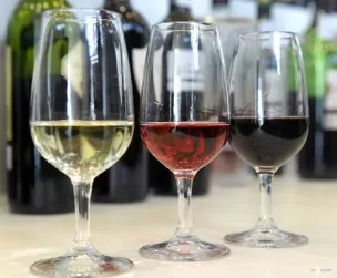 Чем полезно вино? Разбираем свойства красного и белого, сухого и сладкого вина Чем полезно вино? Разбираем свойства красного и белого, сухого и сладкого вина