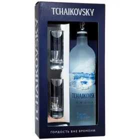 Водка Чайковский 0.7л в подарочной упаковке + 2 стопки