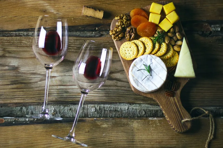 Идеальные закуски к белым винам: от совиньон блана до рислинга