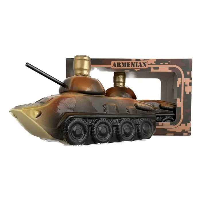 Коньяк армянский марочный КВ Бронетранспортер 7-летний 0.75 л сувенирная бутылка